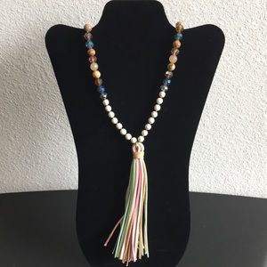 Charming long necklace with suede tassel.